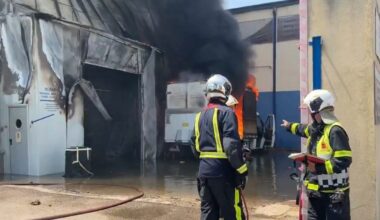 Un incendio en una nave de papelería de Getafe genera una gran columna de humo