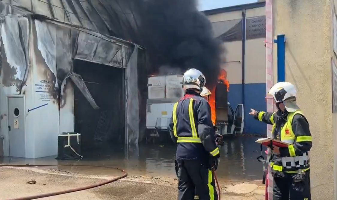 Un incendio en una nave de papelería de Getafe genera una gran columna de humo