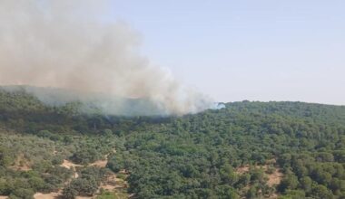 Los bomberos tratan de extinguir un incendio en la Sierra de Córdoba y se desalojan viviendas de El Jardinito