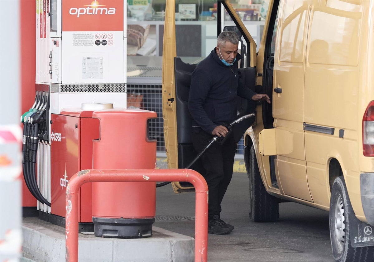 Persona repostando combustible
