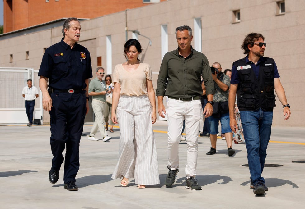 isabel diaz ayuso pantalones anchos rayas elle