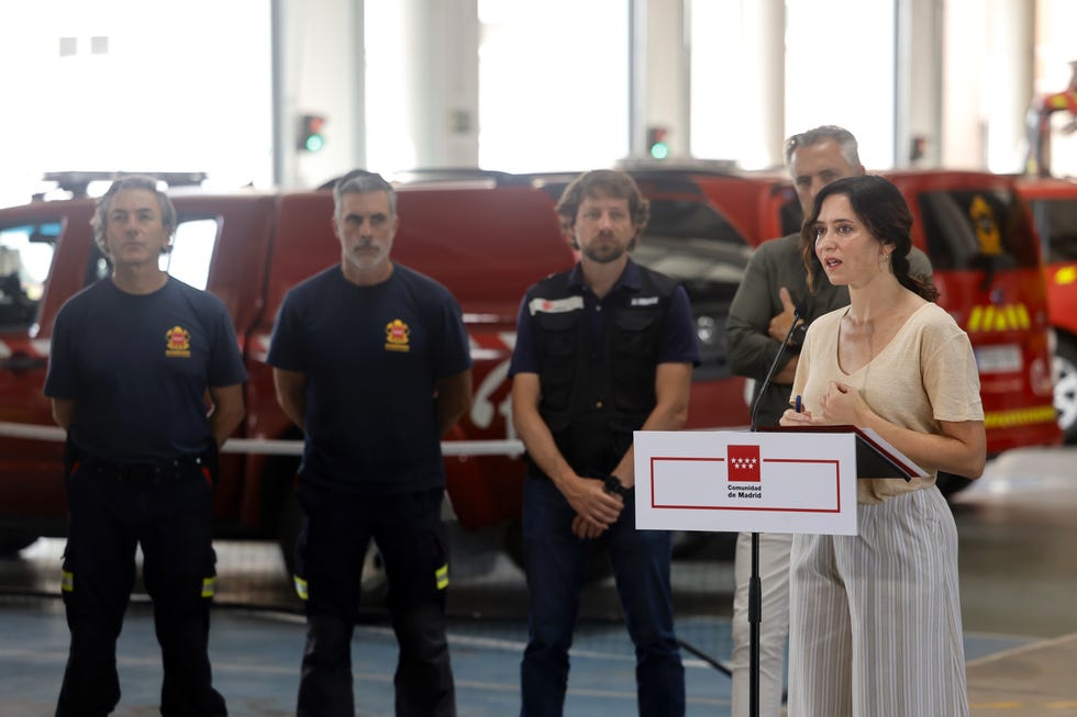 isabel diaz ayuso pantalones anchos rayas elle