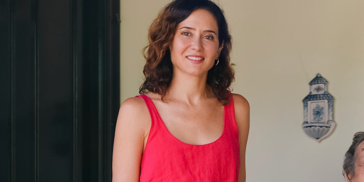 Isabel Díaz Ayuso deslumbra con vestido de 6 € de Zara