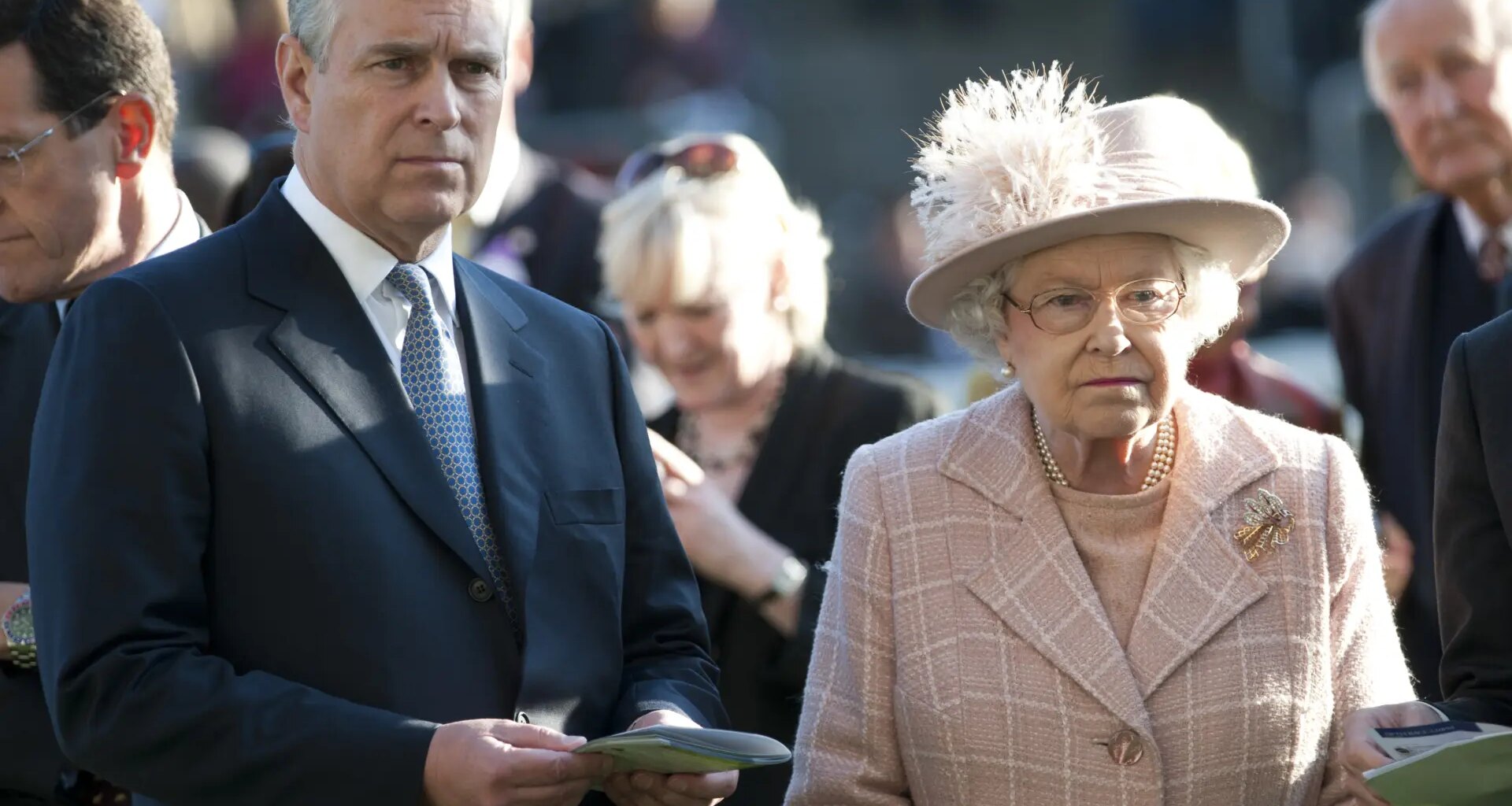 Un libro sobre Andrés de Inglaterra señala a la reina Isabel como 'cómplice' de sus fechorías económicas