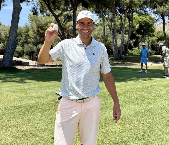 Rafael Nadal juega al golf.