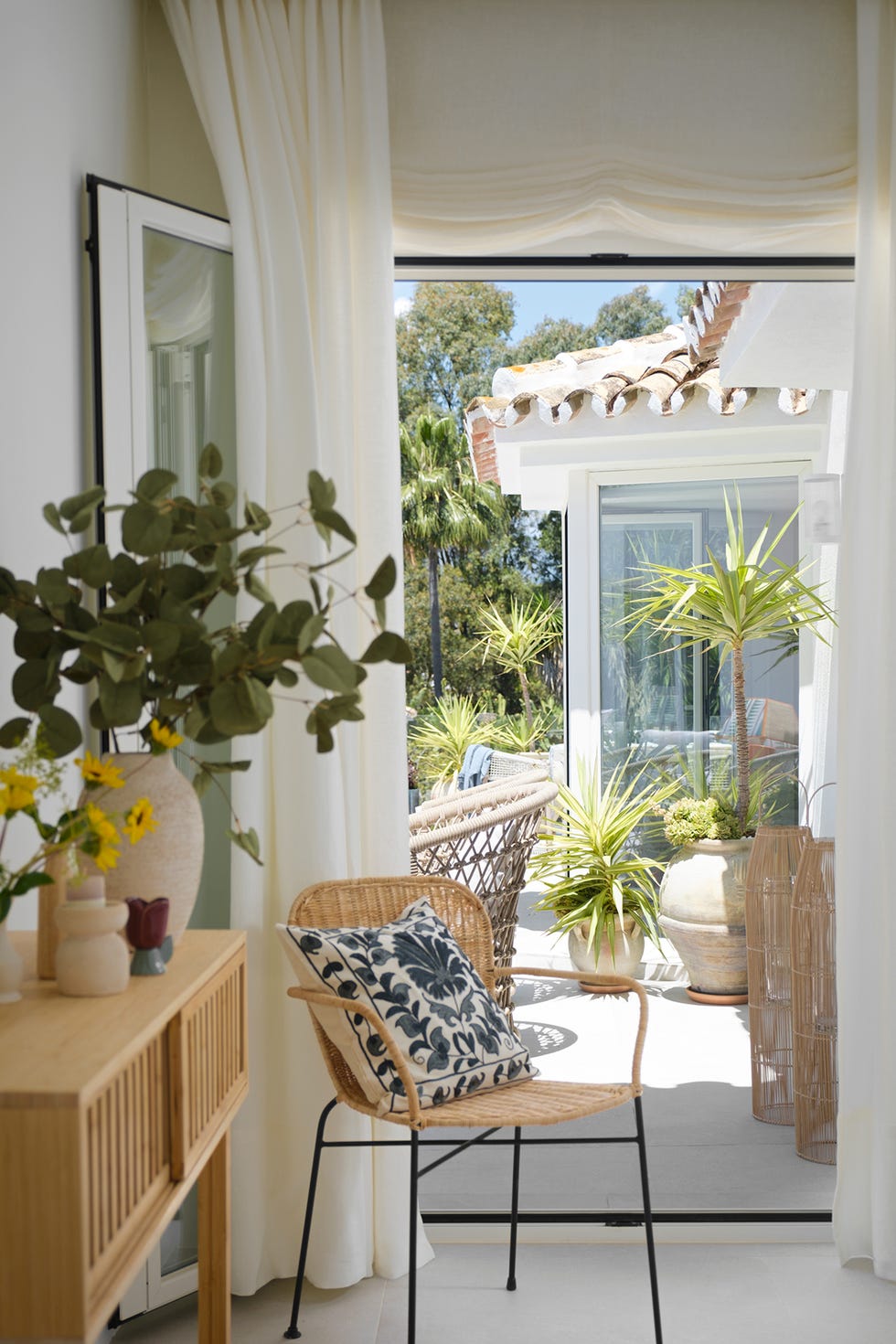 casa de campo con piscina decorada en blanco por marieta lario