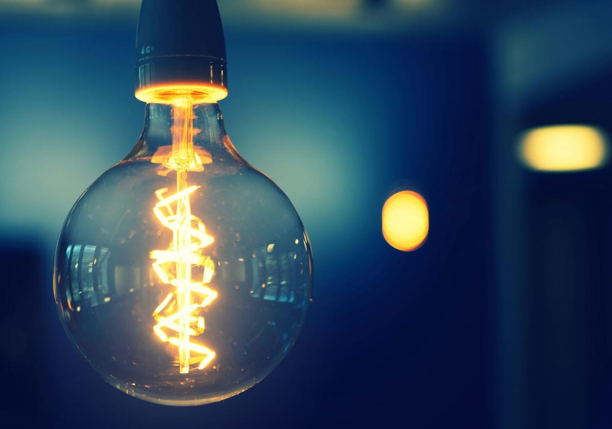 El precio de la luz se dispara para este lunes 4 de agosto en plena ola de calor: las horas prohibitivas para encender el aire acondicionado