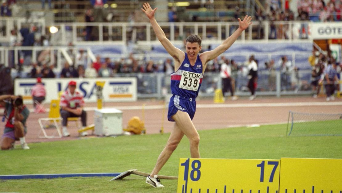 Edwards celebra un récord mundial de triple salto en Gothenburg, Suecia, en agosto de 1995.