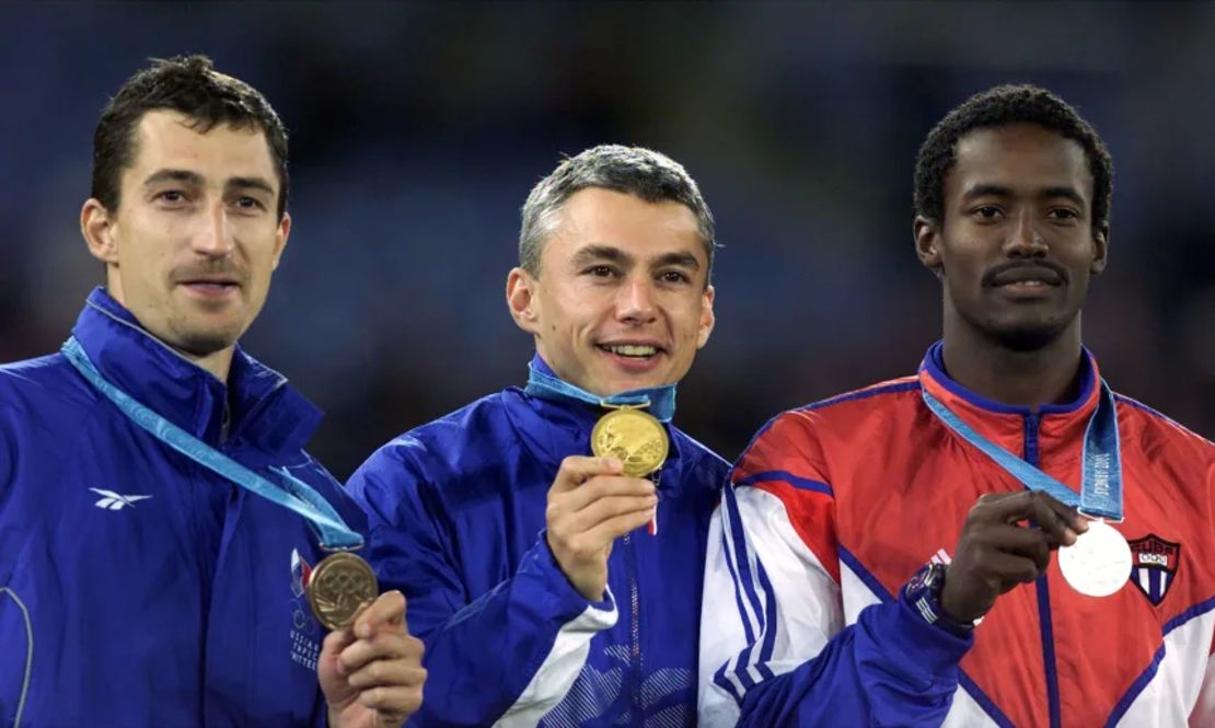 De izquierda a derecha: el ruso Denis Kasputin, Edwards y el cubano Yoel García en el podio de los Juegos Olímpicos de Sydney 2000.