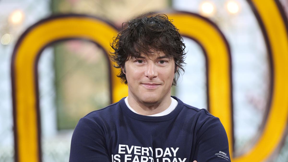 Jordi Cruz dice que la gente joven 'no quiere trabajar de camarero' y un joven de 25 años le enmienda la plana