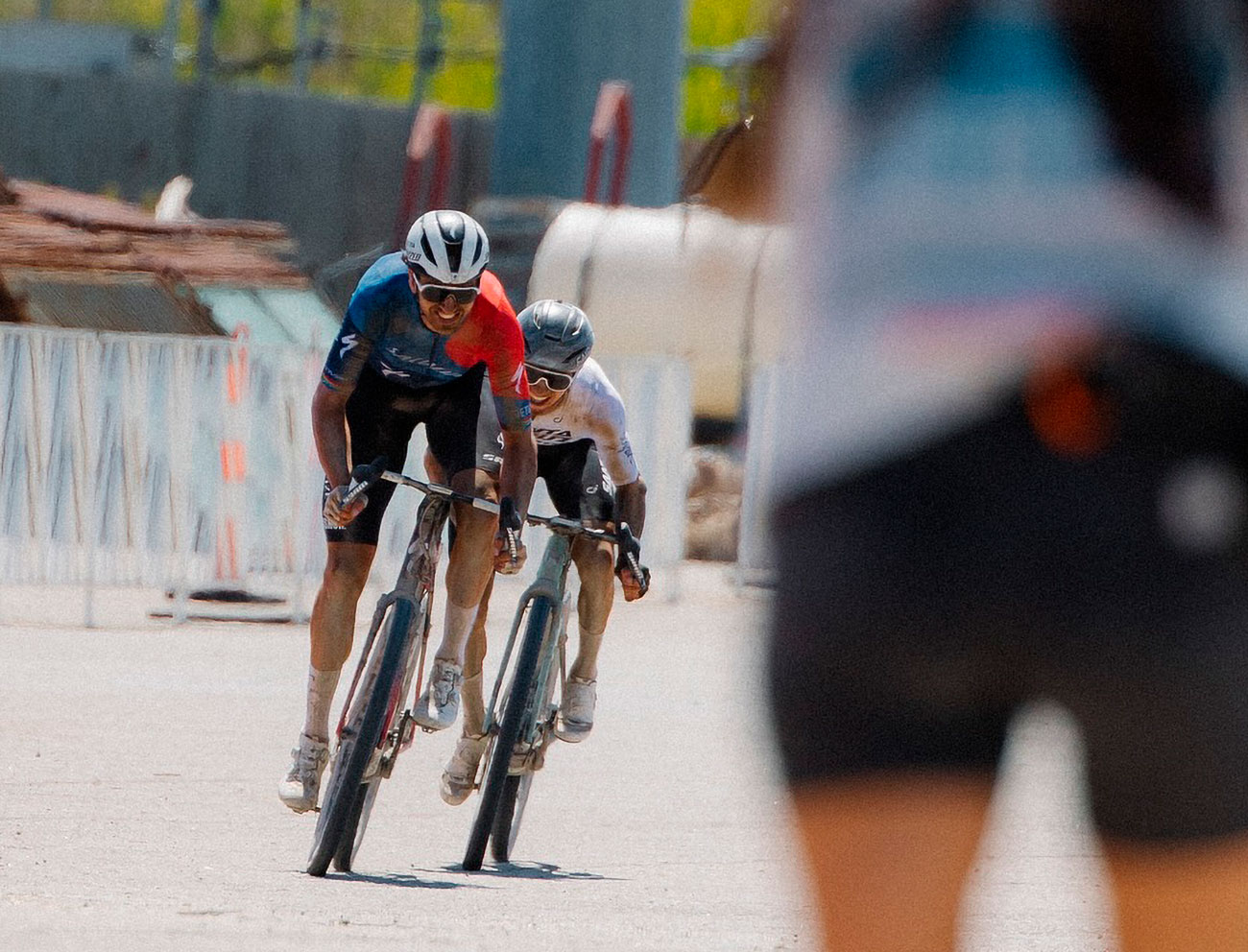 Matt Beers y Rosa Klöser conquistan el Gravel Worlds 2025 en un día épico de barro y resistencia (más de 7 horas de carrera) - ESMTB.com
