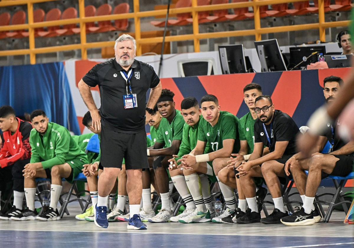 Julián Ruiz, sabiduría cántabra en el balonmano saudí