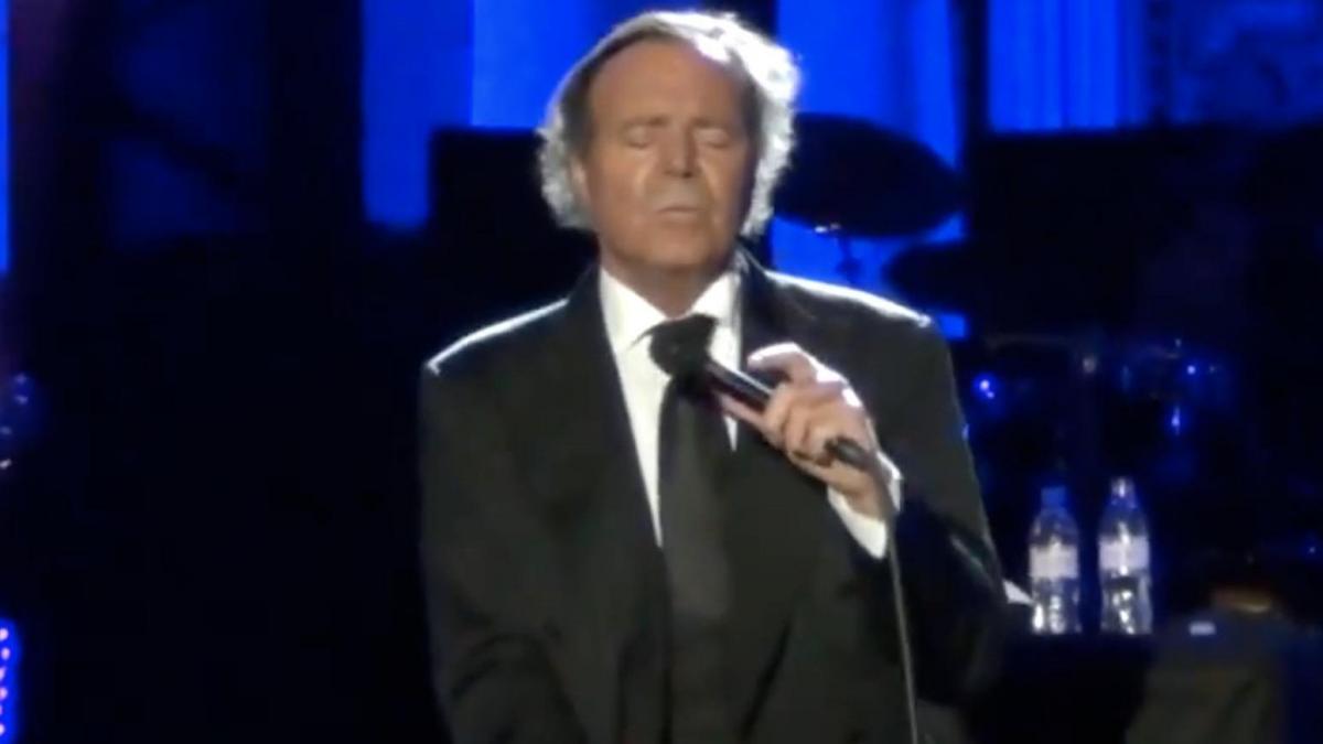 Tras el gesto de Melendi con la bandera de España se comparte lo que hizo Julio Iglesias cuando le pasó lo mismo