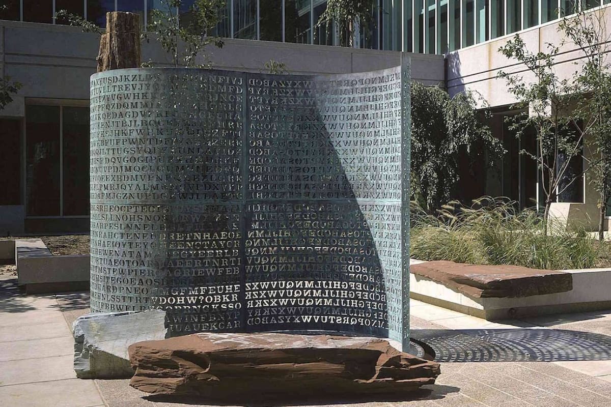 El misterio que encierra la escultura más famosa de la CIA pronto podría salir a la luz