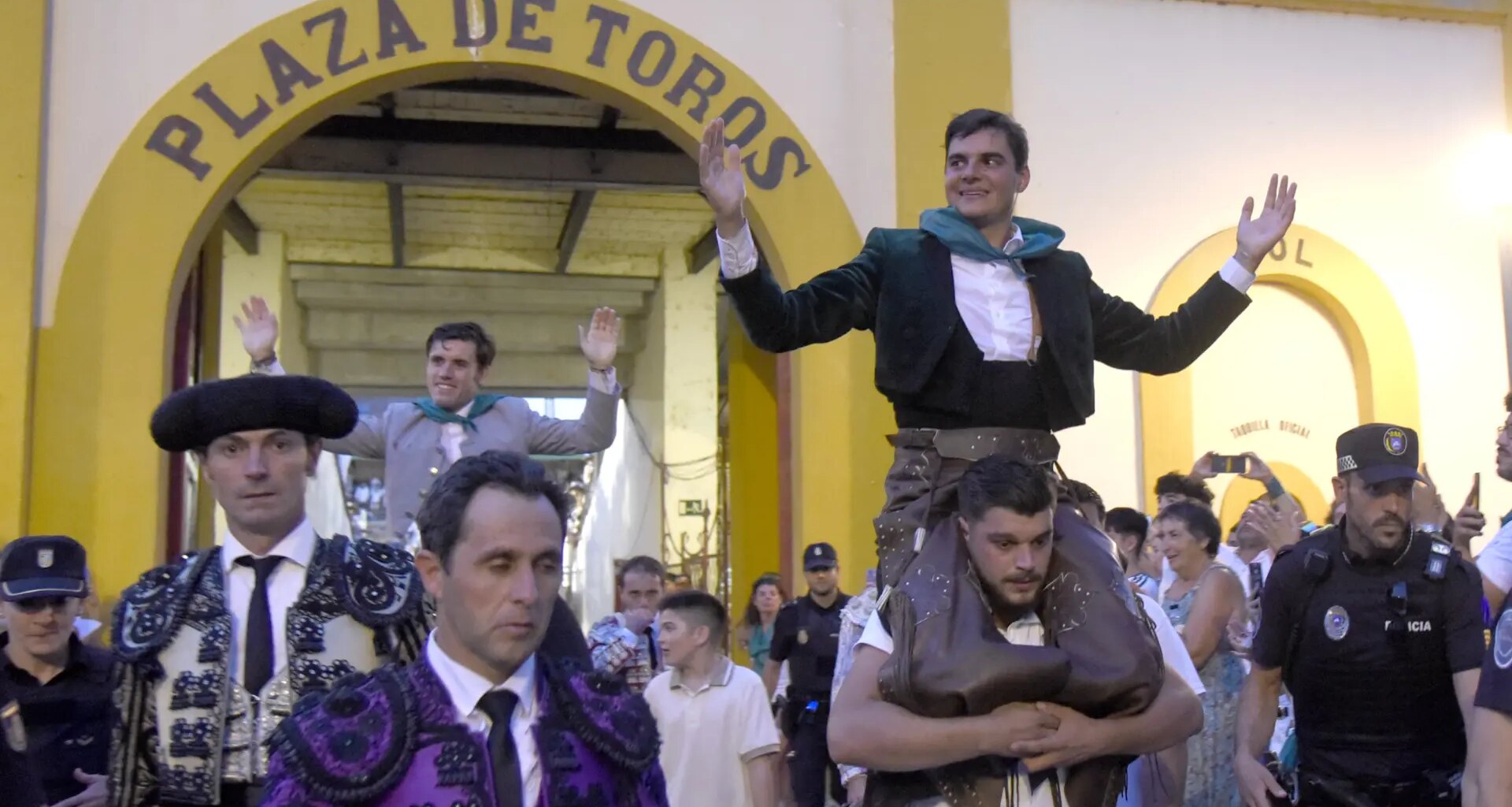 Incomprensible "bazar" de orejas para despedir una aceptable Feria de la Albahaca