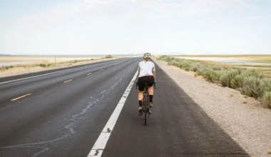 ¿se puede adelantar a un ciclista en línea continua o no?