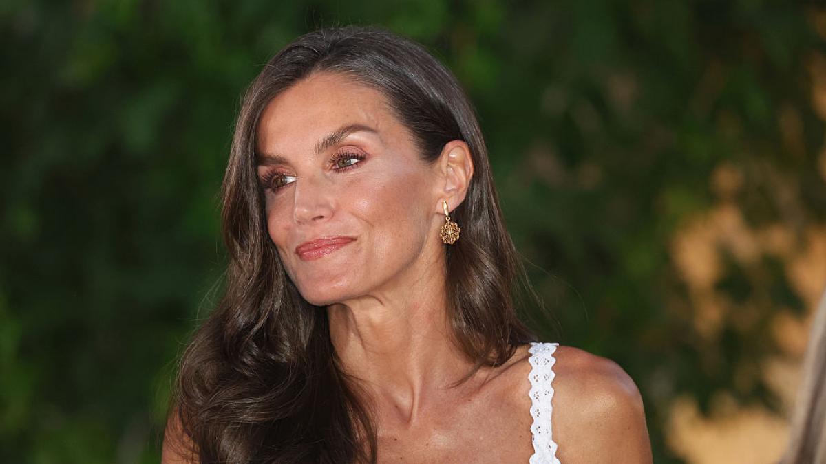 Una publicación francesa se rinde al 'perfecto vestido de verano' de la reina Letizia