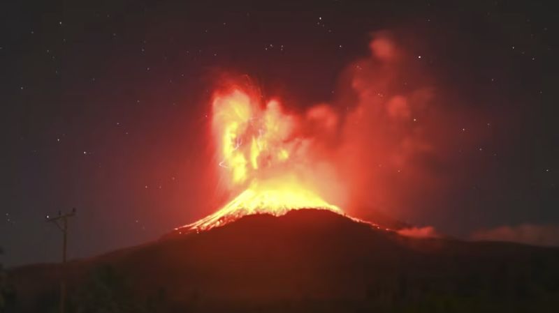 El volcán del monte Lewotobi Laki Laki de Indonesia vuelve a entrar en erupción y arroja gigantescas columnas de ceniza