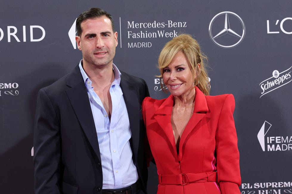 lara dibildos y carlos maturana posan juntos en un photocall