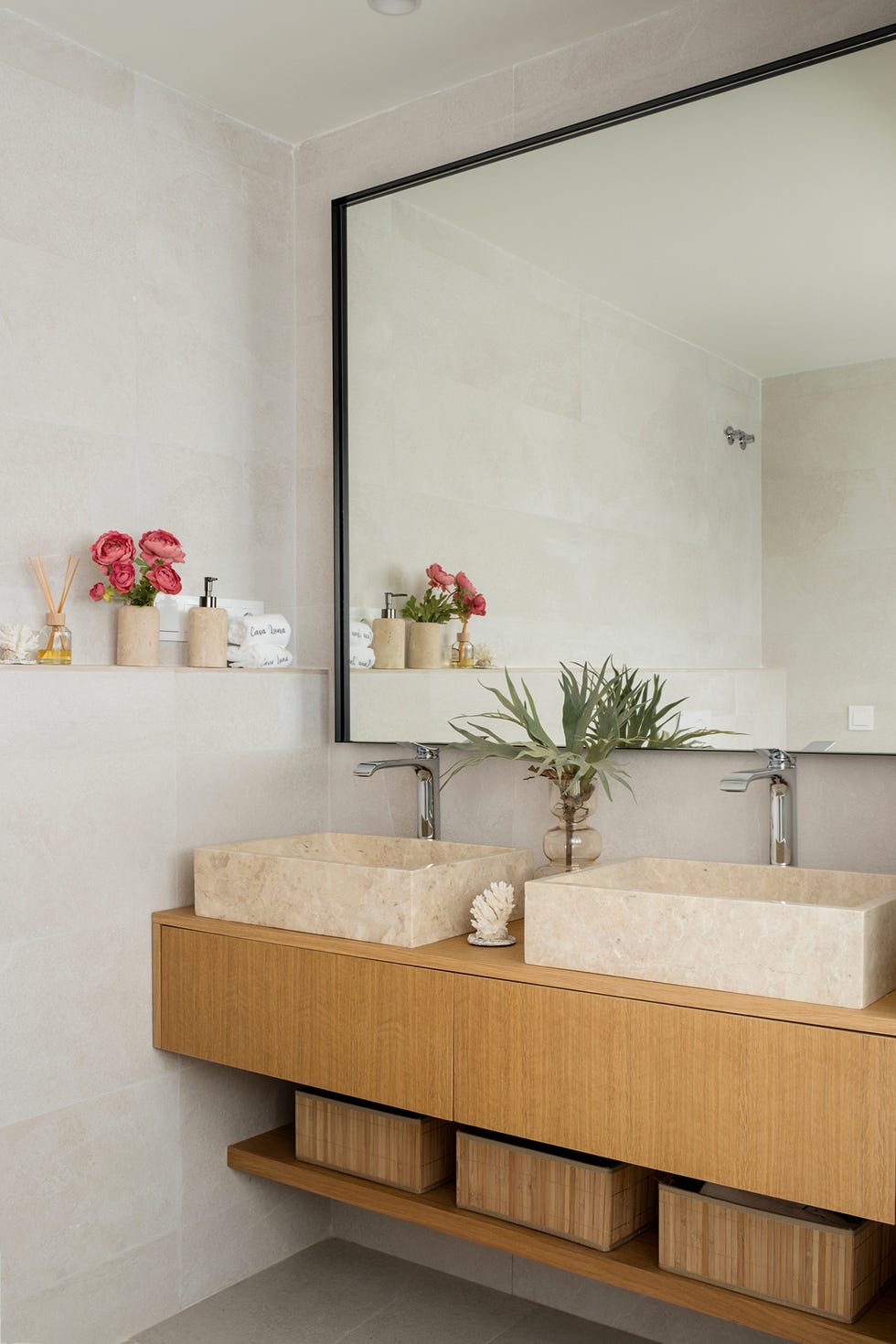 casa de campo con piscina decorada en blanco por marieta lario