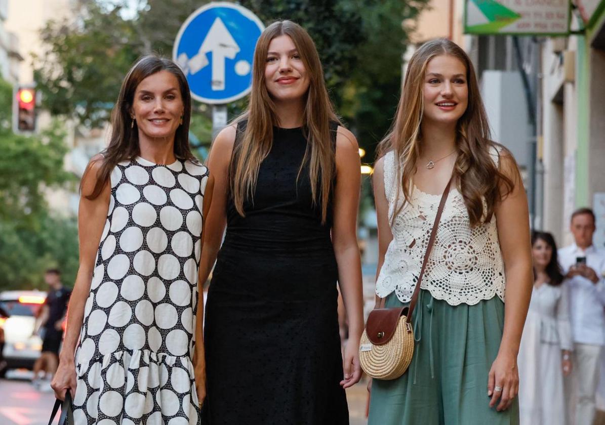 La reina Letizia acude al cine con Leonor y Sofía en su primera salida en Palma
