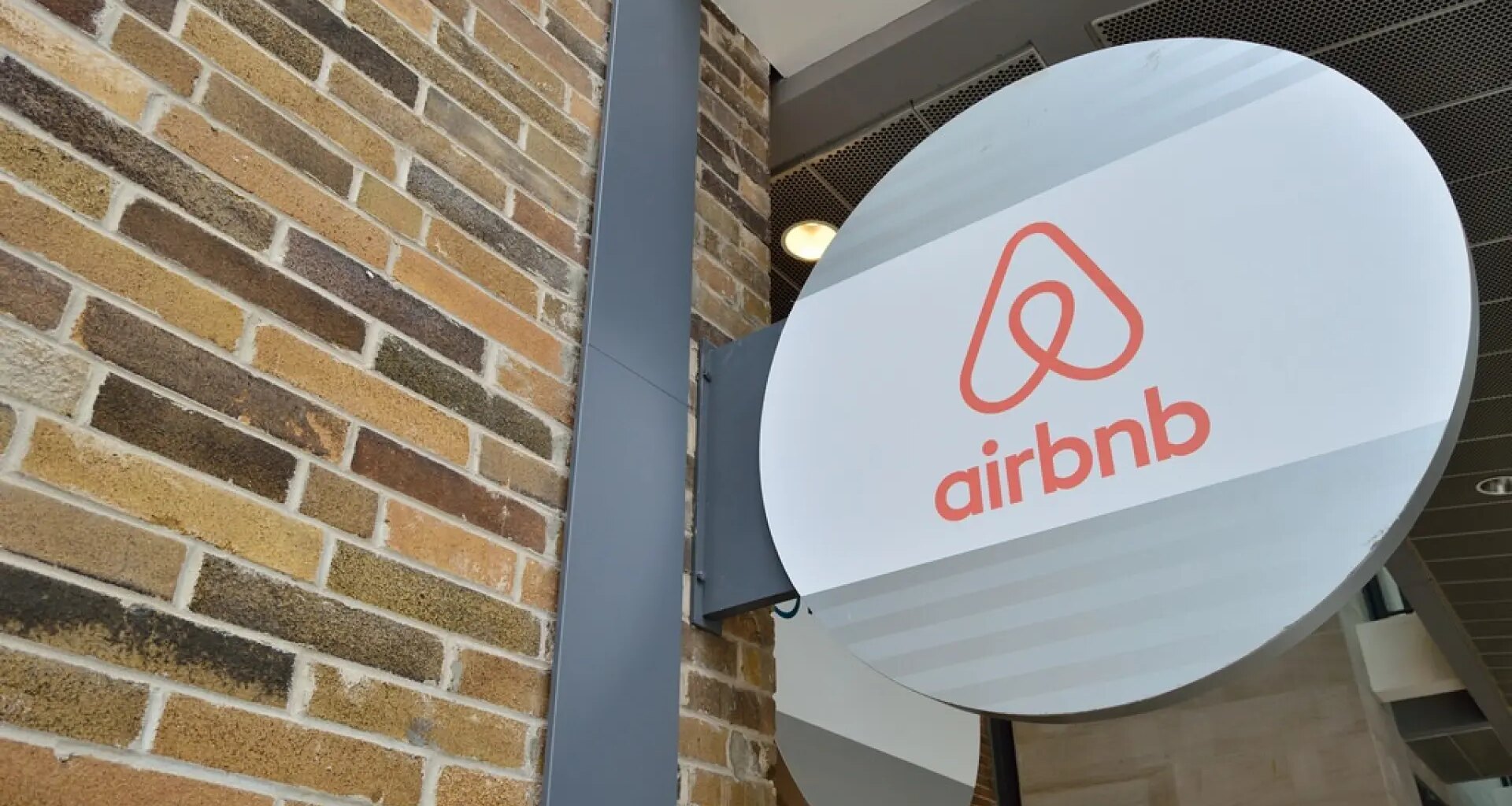 Una anfitriona de Airbnb recibe una factura de 1.300 euros por un inquilino que minó criptomonedas en su casa
