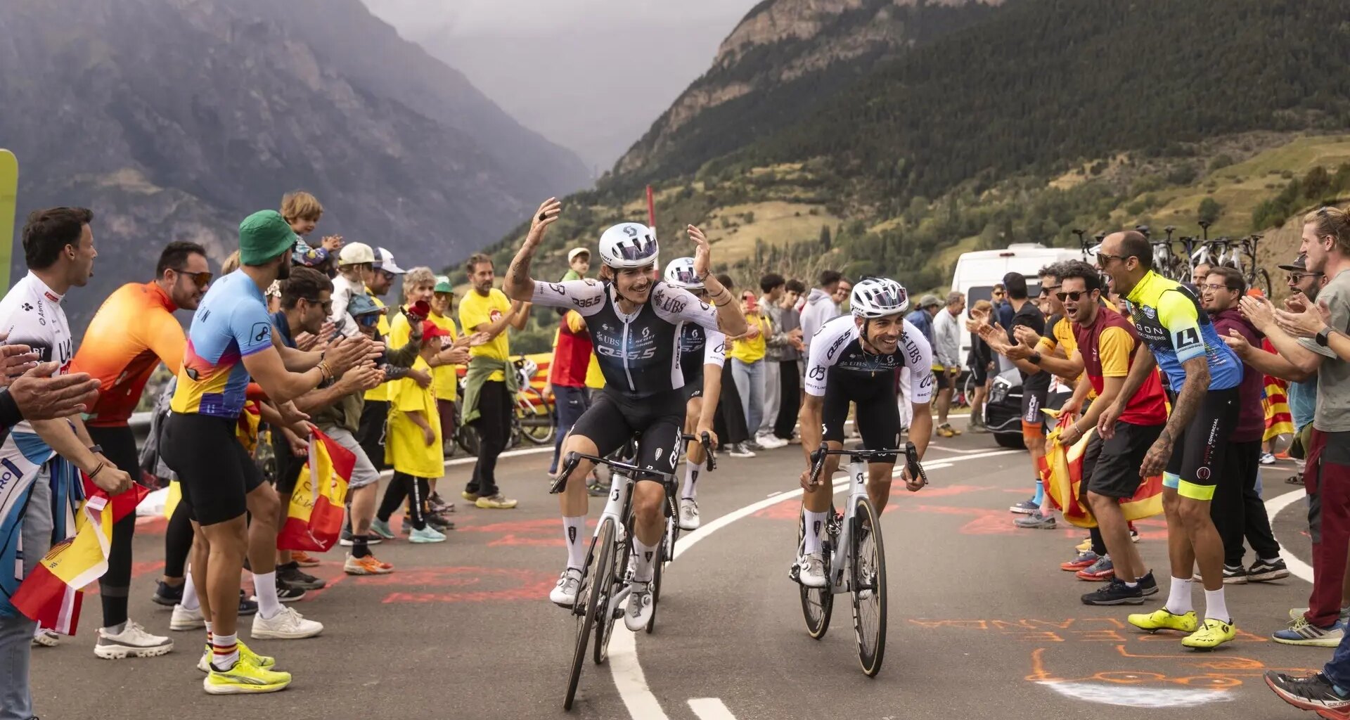 La Vuelta a España convierte el Pirineo aragonés en la fiesta del ciclismo mundial