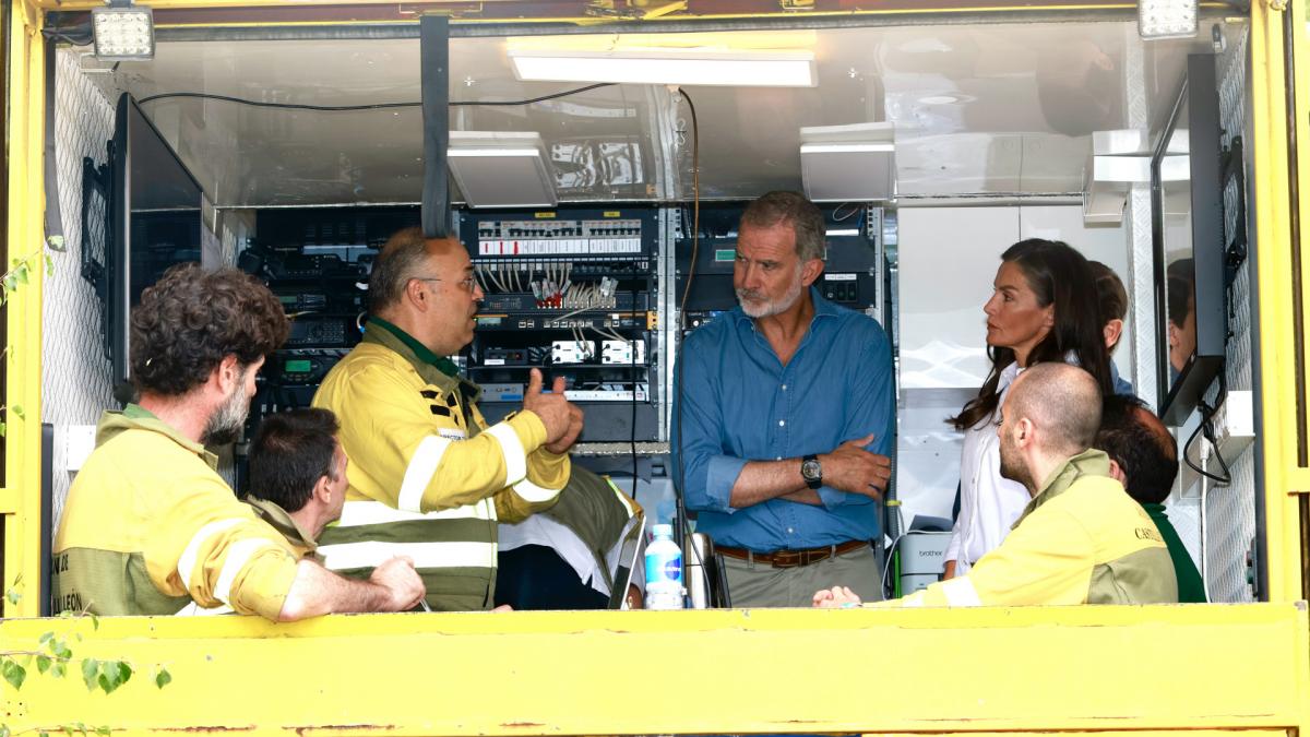 Una experta en protocolo ve esta foto de Felipe y Letizia en los incendios y le pone un pero