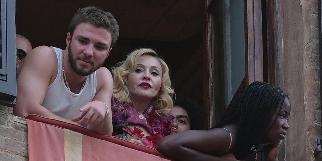 Madonna celebra su 67 cumpleaños en Italia con su joven novio, sus dos hijas, caballos y un enorme pastel