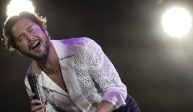 Manuel Carrasco sufre una terrible caída durante un concierto en Huelva