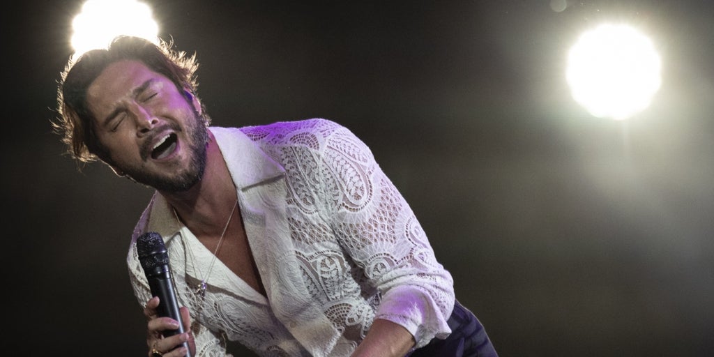 Manuel Carrasco sufre una terrible caída durante un concierto en Huelva