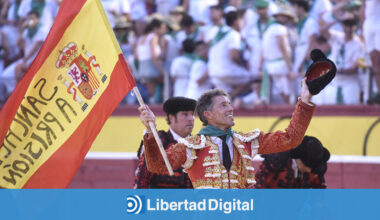 Manuel Escribano ondea una bandera pidiendo que Sánchez vaya a prisión y luego niega "ninguna intención política" - Libertad Digital