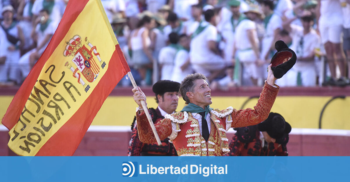 Manuel Escribano ondea una bandera pidiendo que Sánchez vaya a prisión y luego niega "ninguna intención política" - Libertad Digital