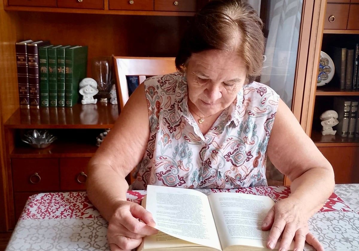 «Perdí parte de mi biblioteca en la dana, pero los libros me ayudan a superarlo todo»
