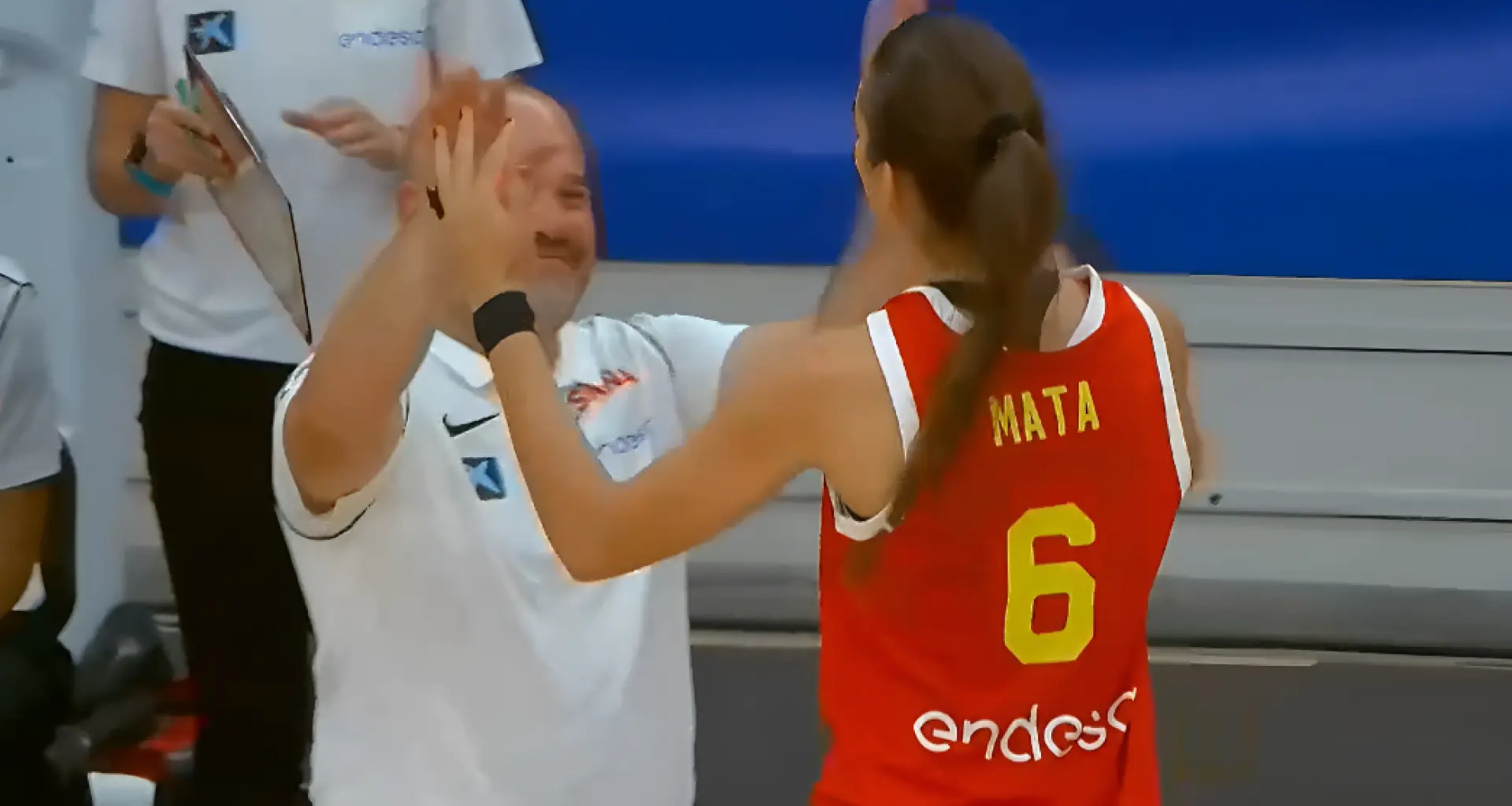 España vence en el Eurobasket sub-20 al son de Marina Mata