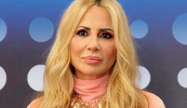 Marta Sánchez (59) deslumbra con su 'total look' blanco perfecto para un día de playa y chiringuito