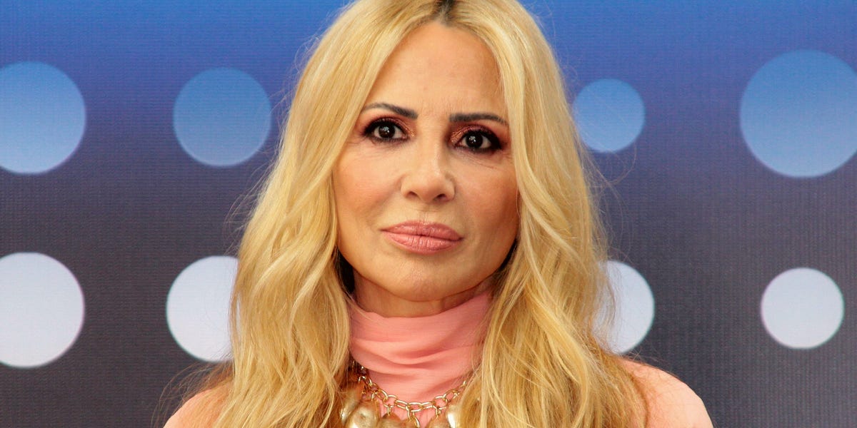 Marta Sánchez (59) deslumbra con su 'total look' blanco perfecto para un día de playa y chiringuito