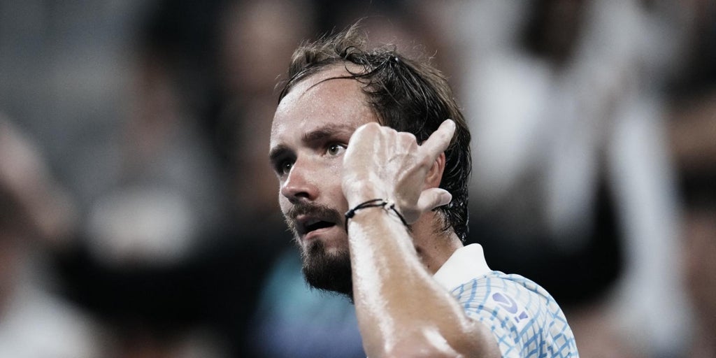 El ex campeón Medvedev cae eliminado tras un caótico partido ante el francés Bonzi