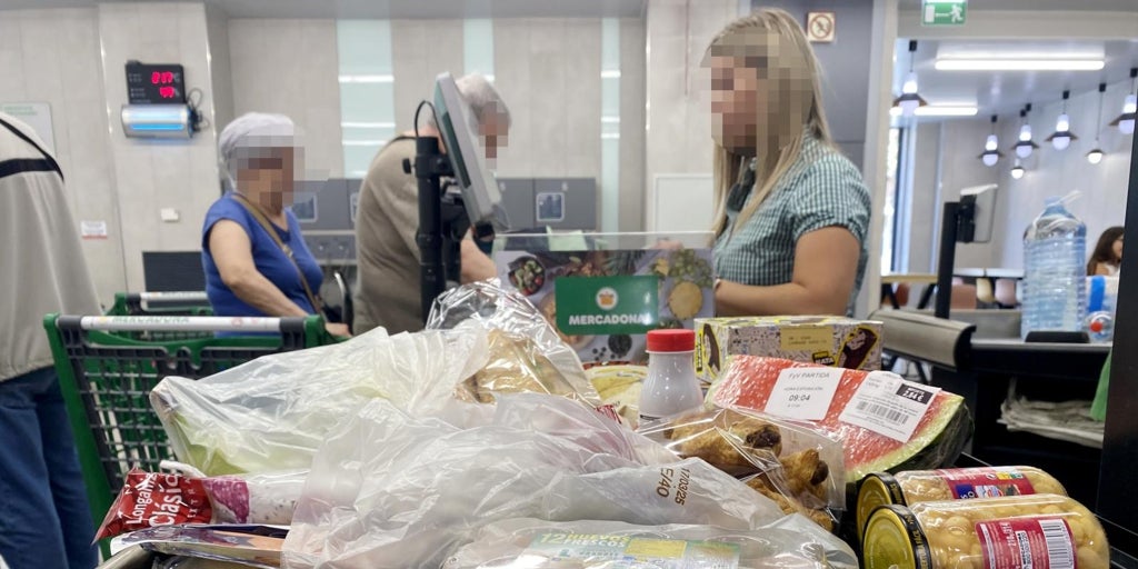 Mercadona aclara si sus cajeros pueden pedir a los clientes que enseñen el contenido de su bolso