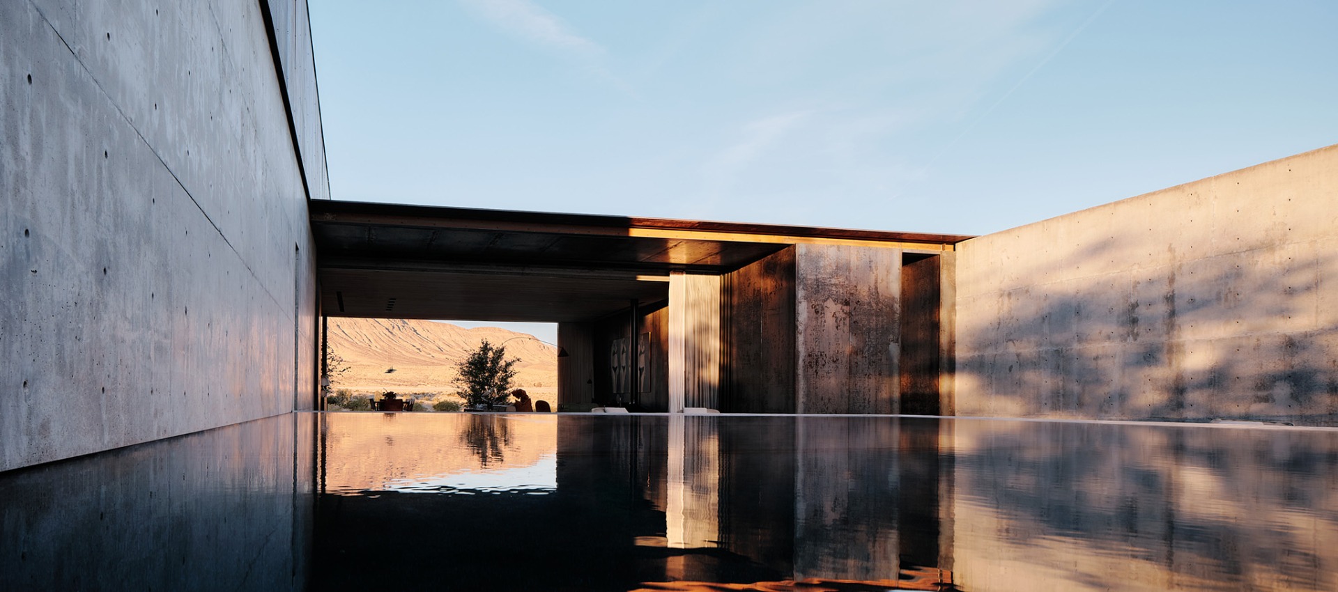 Abierta y protegida de su entorno. Casa Red Rock por Faulkner Architects