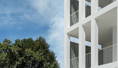 Antiguo juzgado reimaginado como Apartamentos Vila Catarina por Masslab