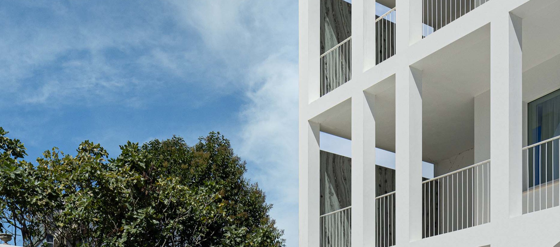 Antiguo juzgado reimaginado como Apartamentos Vila Catarina por Masslab
