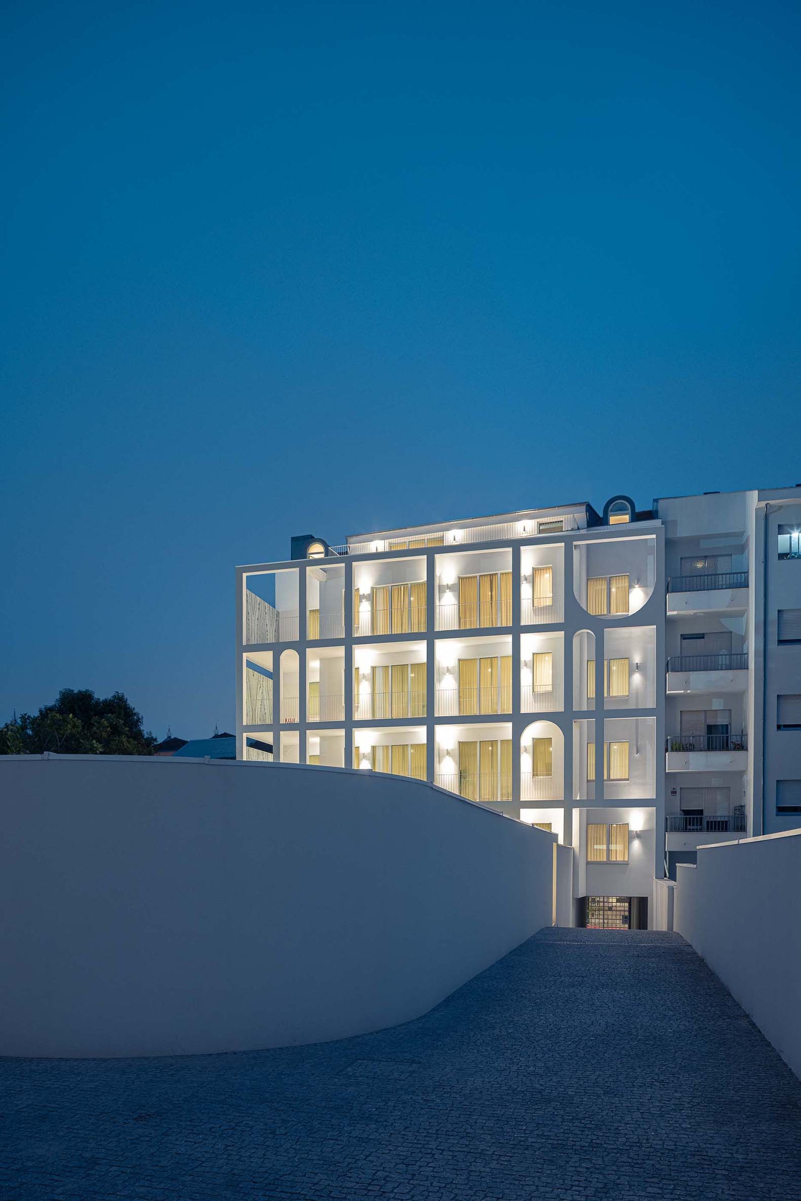 Apartamentos Vila Catarina por Masslab. Fotografía por Ivo Tavares Studio.