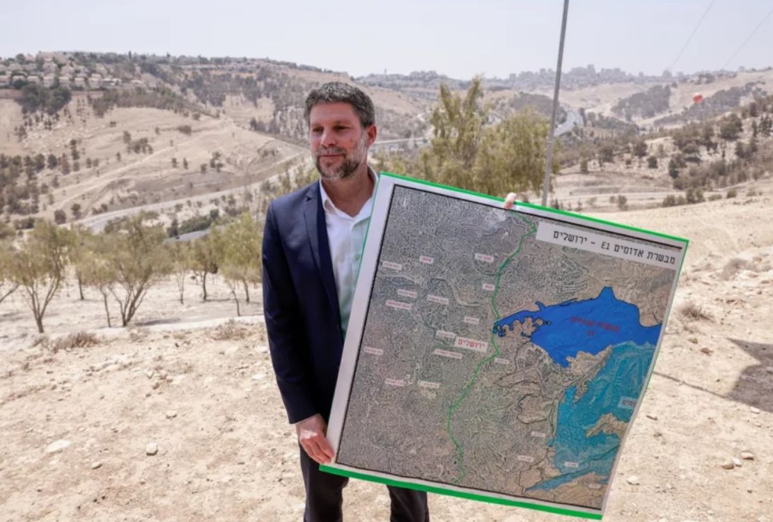 El ministro de Finanzas de ultraderecha de Israel, Bezalel Smotrich, sostiene un mapa de un área cercana al asentamiento de Maale Adumim, en la Ribera Occidental ocupada, el 14 de agosto.