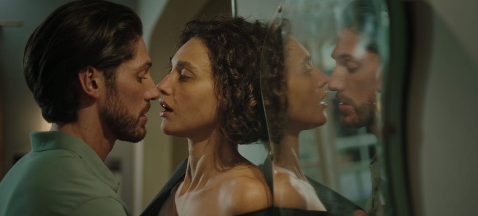 olhar indiscreto l to r angelo rodrigues as heitor, debora nascimento as miranda in olhar indiscreto cr aline arrudanetflix © 2023
