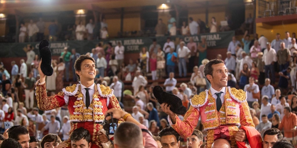 Dos figuras del toreo, Roca Rey y David de Miranda, a hombros en Huelva