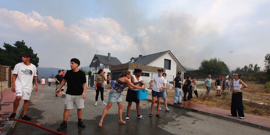 Los vecinos de Molinaseca (León) se movilizan contra el fuego