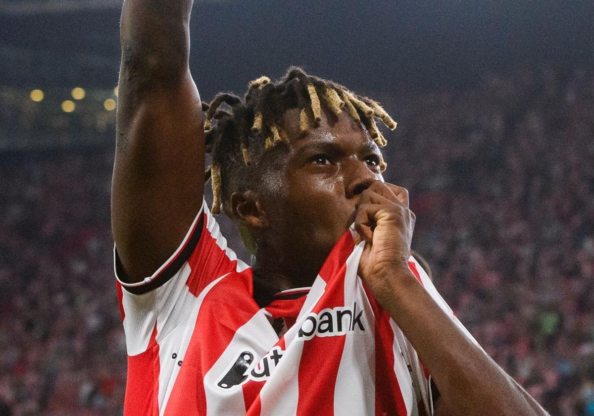 Nico Williams celebra su renovación: beso al escudo tras su verano más agitado