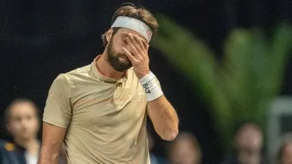 Enojo nunca visto: un tenista ganó el partido y lo celebró destrozando la raqueta Enojo nunca visto: un tenista ganó el partido y lo celebró destrozando la raqueta