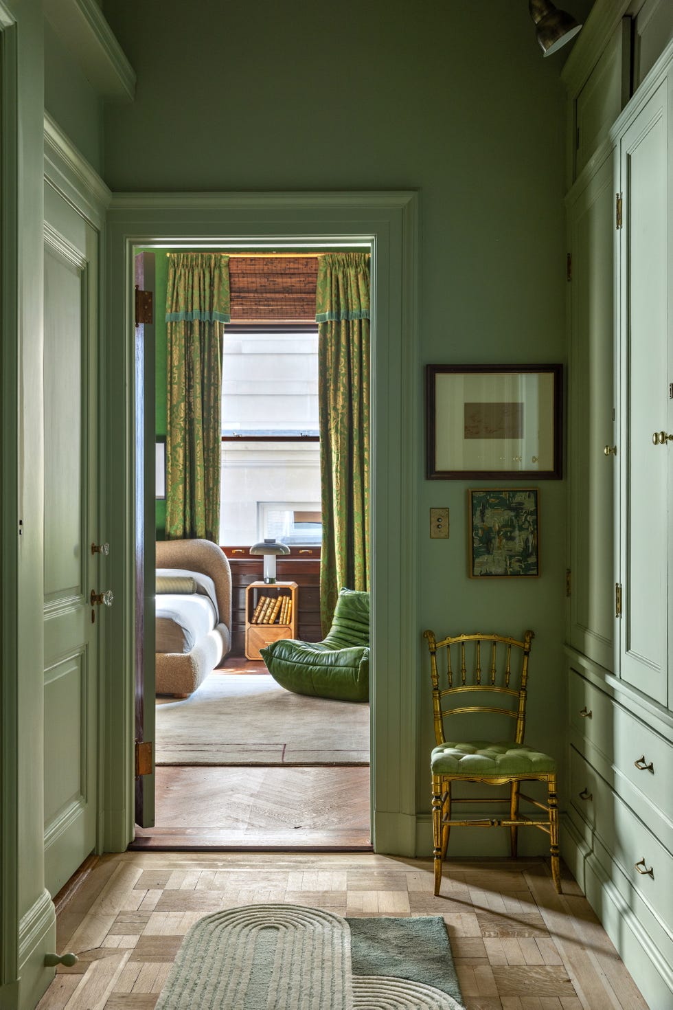 dormitorio decorado en verde